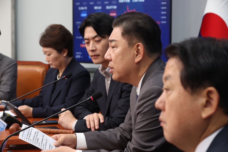 [서울=뉴시스] 조성봉 기자 = 김병기 더불어민주당 당대표 직무대행 겸 원내대표가 16일 오전 서울 여의도 국회에서 열린 최고위원회의에서 발언을 하고 있다. 2025.07.16. suncho21@newsis.com