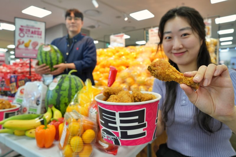 롯데마트가 오는 26일부터 통큰세일을 진행한다고 24일 밝혔다. 직원이 서울 송파구 롯데마트 제타플렉스 잠실점에서 통큰치킨과 주요 할인 상품을 소개하고 있다. (롯데마트 제공. 재판매 및 DB 금지) 2025.6.24/뉴스1