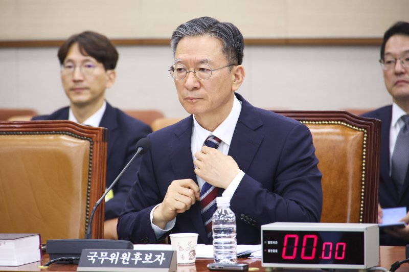 [서울=뉴시스] 김금보 기자 = 정성호 법무부 장관 후보자가 16일 서울 여의도 국회 법제사법위원회에서 열린 인사청문회에서 넥타이를 만지고 있다. 2025.07.16. kgb@newsis.com