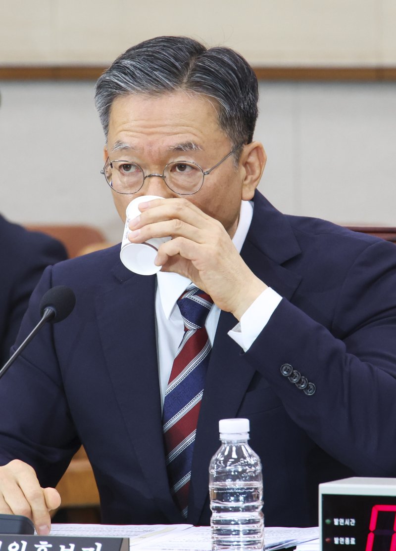 [서울=뉴시스] 김금보 기자 = 정성호 법무부 장관 후보자가 16일 서울 여의도 국회 법제사법위원회에서 열린 인사청문회에서 물을 마시고 있다. 2025.07.16. kgb@newsis.com