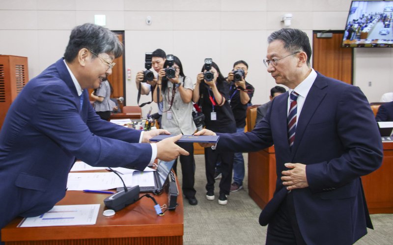 [서울=뉴시스] 김금보 기자 = 정성호 법무부 장관 후보자가 16일 서울 여의도 국회 법제사법위원회에서 열린 인사청문회에서 선서문을 제출하고 있다. 2025.07.16. kgb@newsis.com