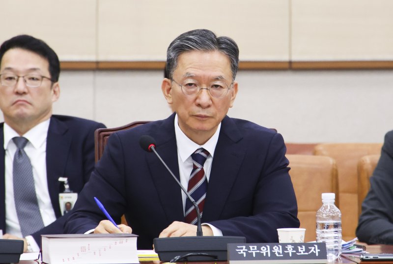 [서울=뉴시스] 김금보 기자 = 정성호 법무부 장관 후보자가 16일 서울 여의도 국회 법제사법위원회에서 열린 인사청문회에서 자료제출 요청 발언을 듣고 있다. 2025.07.16. kgb@newsis.com