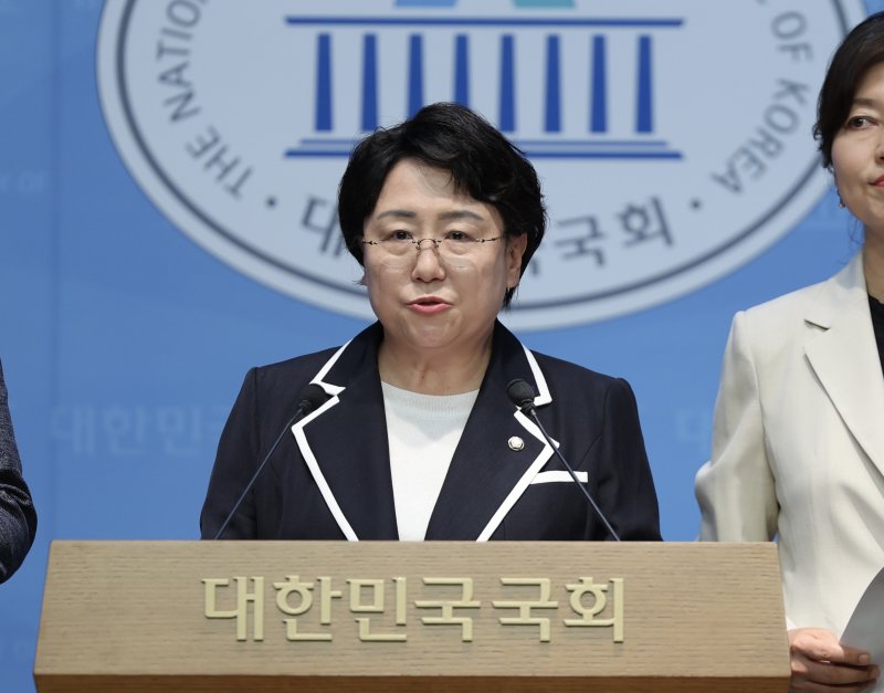 [서울=뉴시스] 김명년 기자 = 김선민 바카라 사이트 당대표 권한대행이 16일 오전 서울 여의도 국회 소통관에서 열린 '국민의힘 위헌정당해산심판 청구 진정' 관련 기자회견에서 발언하고 있다. 2025.07.16. kmn@newsis.com