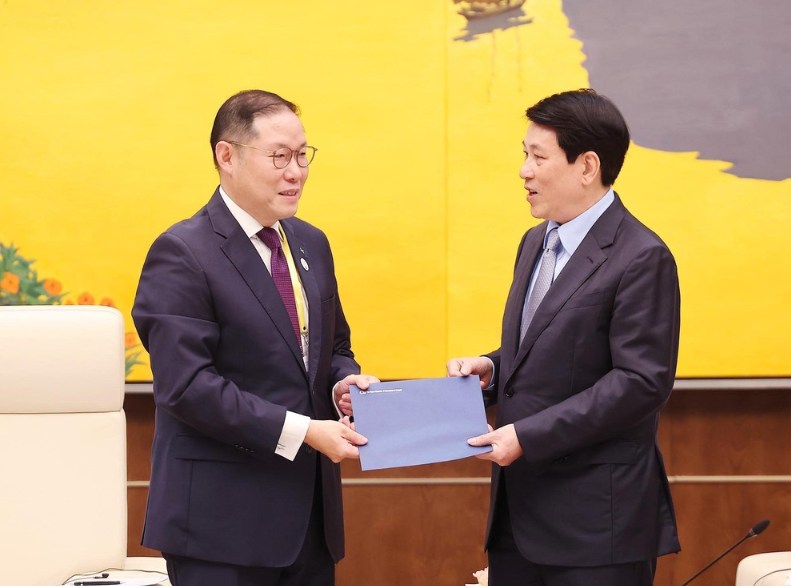 조현상 2025년 바카라사이트 안내 기업인자문위원회 의장 겸 효성 부회장(왼쪽)이 르엉 끄엉 바카라사이트 안내 국가주석에게 바카라사이트 안내 CEO 정상회의 초청장을 전달하고 있다. 바카라사이트 안내 공산당 제공