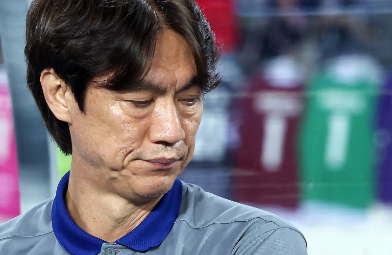 홍명보 대한민국 축구 국가대표팀 감독이 15일 오후 경기 용인시 처인구 용인미르스타디움에서 열린 2025 동아시아축구연맹(EAFF) E-1 챔피언십 남자부 대한민국과 일본의 경기에서 1대0으로 패배한 뒤 아쉬워 하고 있다. 2025.7.15/뉴스1 ⓒ News1 김영운 기자