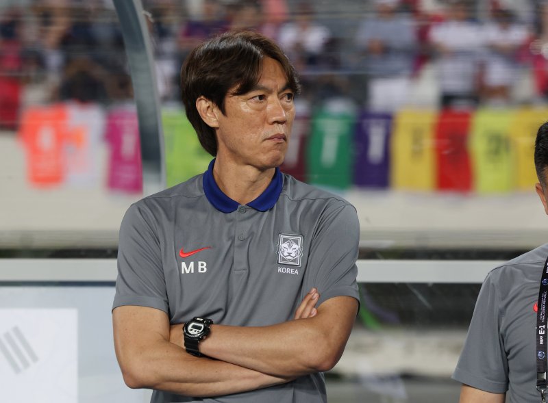 홍명보 대한민국 축구 국가대표팀 감독이 15일 오후 경기 용인시 처인구 용인미르스타디움에서 열린 2025 동아시아축구연맹(EAFF) E-1 챔피언십 남자부 대한민국과 일본의 경기에서 1대0으로 패배한 뒤 아쉬워 하고 있다. 2025.7.15/뉴스1 ⓒ News1 김영운 기자