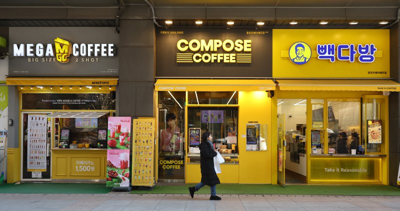 [서울=뉴시스] 황준선 기자 = 서울 시내 한 상가에 입점한 저가 커피 브랜드 매장들의 모습. 2025.02.04. hwang@newsis.com