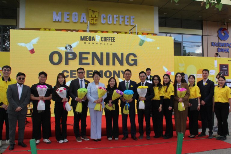 [서울=뉴시스] 메가MGC커피(메가커피)는 30일 몽골 울란바토르 시내에 몽골 1호점을 오픈했다고 밝혔다. 몽골1호점은 울란바토르 시내중심부에 위치한 몽골 파트너 '아시아파마'의 본사 사옥 1층에 100㎡ 규모로 마련됐다. (사진=메가MGC커피 제공) 2024.05.30. photo@newsis.com *재판매 및 DB 금지