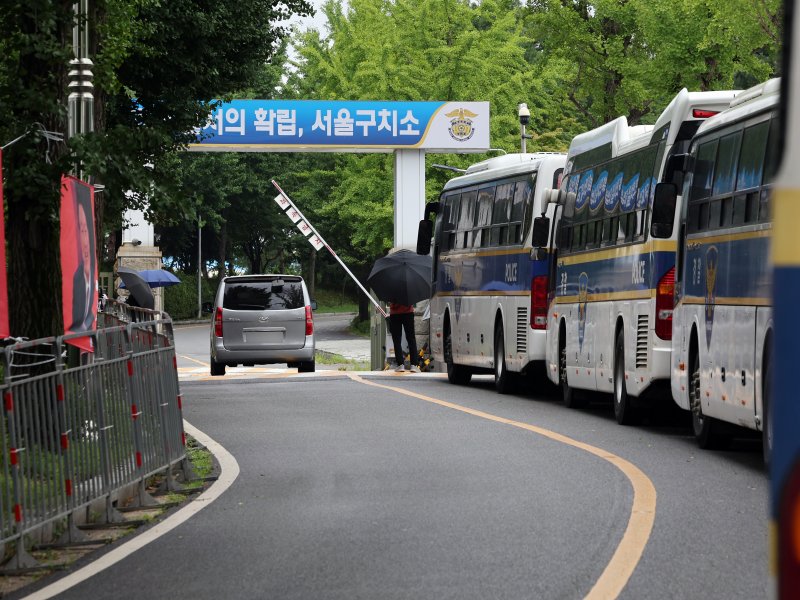 12·3 비상계엄' 사태와 관련해 윤석열 전 대통령이 내란특검팀(특별검사 조은석) 소환 조사를 거부한 15일 경기 의왕 서울구치소 앞에서 차량이 이동하고 있다. 2025.7.15/뉴스1 ⓒ News1 황기선 기자