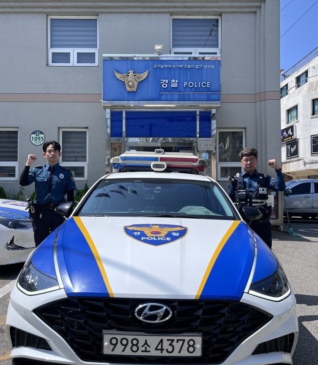 경기 화성서부경찰서 발안지구대 소속 한덕수 경장(왼쪽)과 최기용 경사. (화성서부경찰서 제공. 재판매 및 DB 금지) 2025.7.16/뉴스1