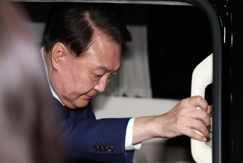 윤석열 전 대통령이 5일 오후 서초구 서울고등검찰청에서 내란바카라 게임 2차 대면조사를 받은 뒤 차량에 올라타고 있다./뉴스1 ⓒ News1 구윤성 기자