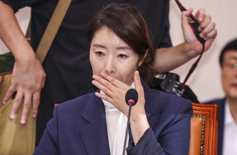 강선우 여성가족부 장관 후보자가 14일 서울 여의도 국회에서 열린 여성가족위원회의 인사청문회에서 의원들의 질문을 듣고 있다. 2025.07.14. kkssmm99@newsis.com /사진=뉴시스