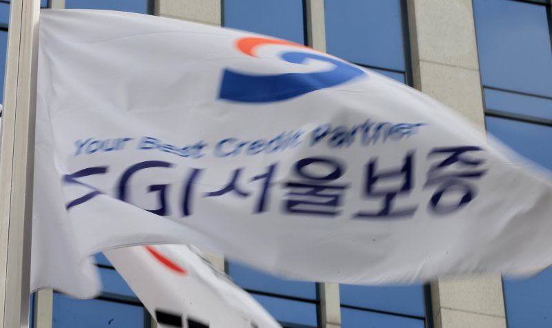 '랜섬웨어'에 흔들리는 SGI서울보증 (서울=연합뉴스) 최재구 기자 = 16일 서울 종로구 SGI서울보증 본사 앞에 사기가 바람에 날리고 있다. 랜섬웨어 공격을 받은 SGI서울보증의 시스템 복구가 길어질 것으로 전망된다. SGI서울보증은 백업 데이터를 이용해 최근 거래를 복구하는 한편 소비자 피해를 줄이기 위해 '선 실행 후 보증'이 가능한 상품은 관계기관과 협의해 보증을 유예하고, 이행보증보험 등 일부 상품은 지점에서 수기로 발급 중이다. 2025.7.16 jjaeck9@yna.co.kr (끝)