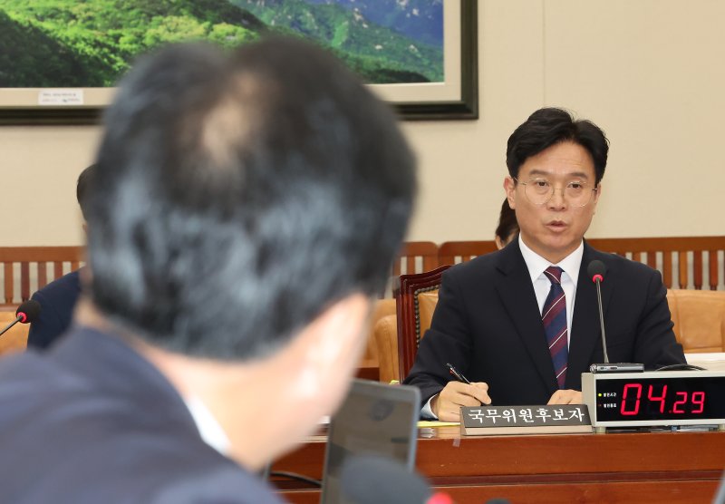 [서울=뉴시스] 김명년 기자 = 김영훈 고용노동부 장관 후보자가 16일 오전 서울 여의도 국회 환경노동위원회에서 열린 인사청문회에서 송언석 위원의 질문에 답하고 있다. 2025.07.16. kmn@newsis.com