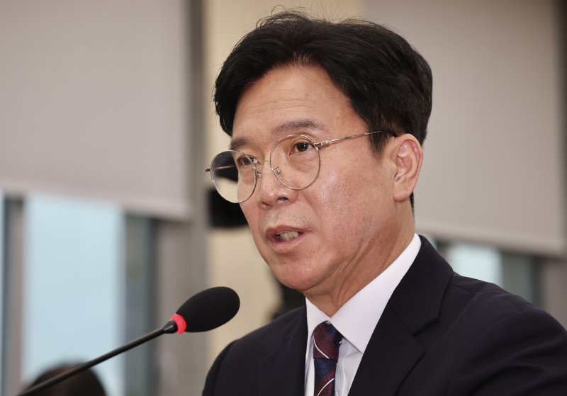 [서울=뉴시스] 김명년 기자 = 김영훈 고용노동부 장관 후보자가 16일 오전 서울 여의도 국회 환경노동위원회에서 열린 인사청문회에서 발언하고 있다. 2025.07.16. kmn@newsis.com