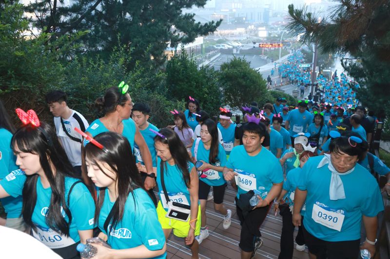 울산조선해양축제 나이트런에 참가한 시민들이 대왕암공원 산책로 계단을 오르고 있다. 나이트런은 일산해수욕장과 대왕암공원, 방어진 슬도를 잇는 코스에서 진행된다. 울산 동구 제공