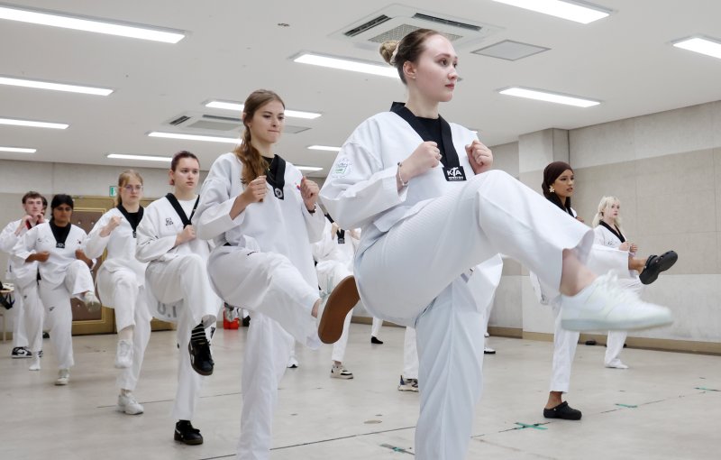 [부산=뉴시스] 하경민 기자 = '2025 부산대학교 서머 스쿨(PNU Summer School)'에 참가한 해외 대학 외국인 학생들이 16일 부산 금정구 부산대학교 학생회관에서 태권도를 배우고 있다. 대만·미국·벨기에·일본·프랑스 등 12개국 17개 해외 유수 명문대학에서 엄선된 50명의 외국인 학생들은 오는 8월1일까지 부산대에서 학점을 취득하면서 집중 한국어 강좌, 전통문화 체험, 지역 현장 학습, 산업체 견학, 문화교류 등에 참여한다. 2025.07.16. yulnetphoto@newsis.com