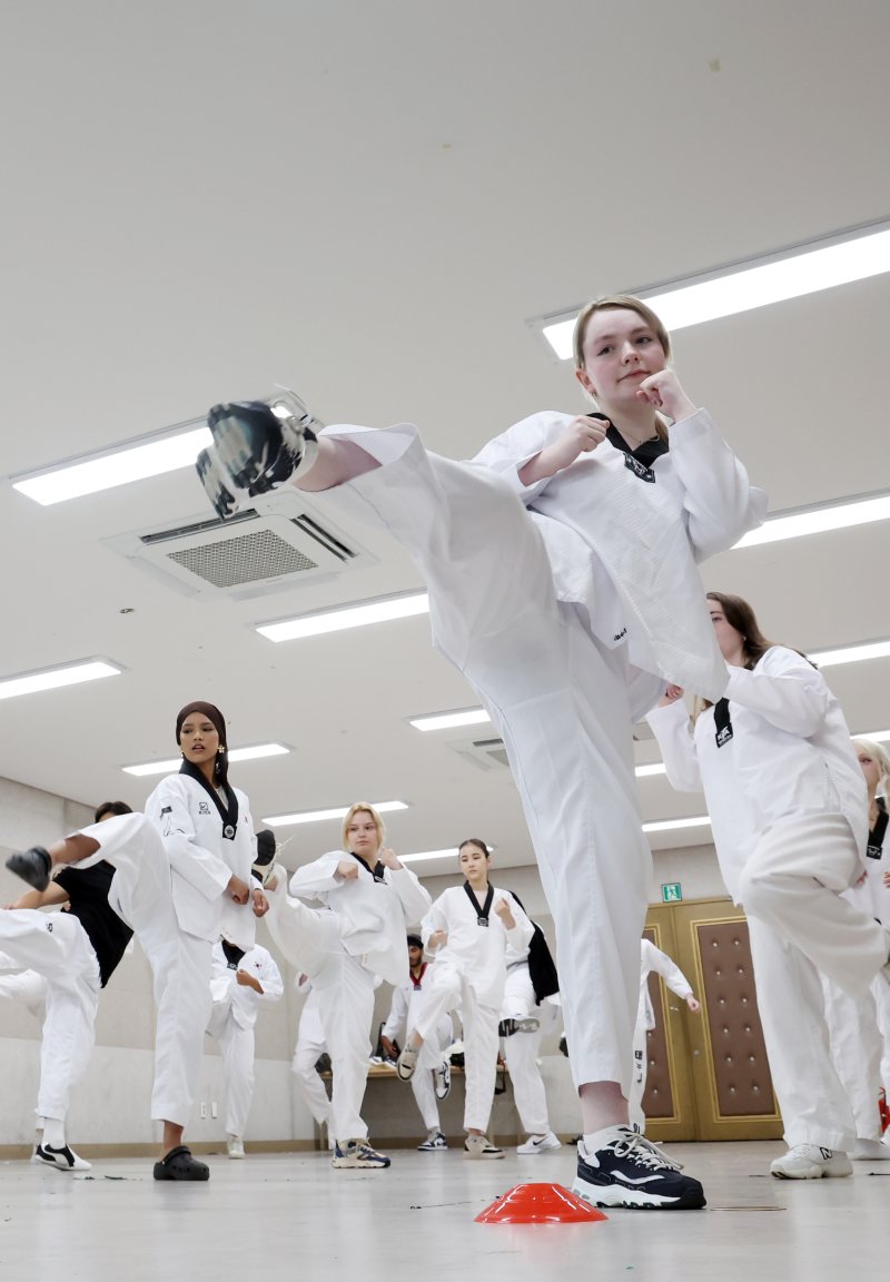 [부산=뉴시스] 하경민 기자 = '2025 부산대학교 서머 스쿨(PNU Summer School)'에 참가한 해외 대학 외국인 학생들이 16일 부산 금정구 부산대학교 학생회관에서 태권도를 배우고 있다. 대만·미국·벨기에·일본·프랑스 등 12개국 17개 해외 유수 명문대학에서 엄선된 50명의 외국인 학생들은 오는 8월1일까지 부산대에서 학점을 취득하면서 집중 한국어 강좌, 전통문화 체험, 지역 현장 학습, 산업체 견학, 문화교류 등에 참여한다. 2025.07.16. yulnetphoto@newsis.com