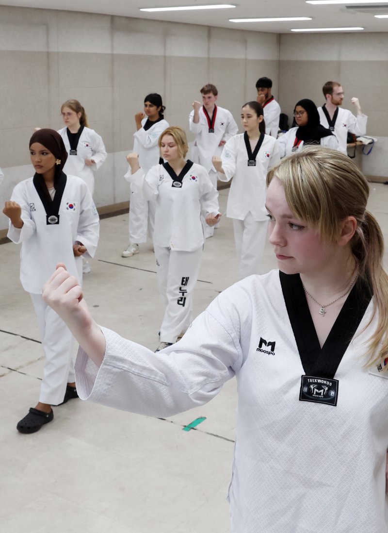 [부산=뉴시스] 하경민 기자 = '2025 부산대학교 서머 스쿨(PNU Summer School)'에 참가한 해외 대학 외국인 학생들이 16일 부산 금정구 부산대학교 학생회관에서 태권도를 배우고 있다. 대만·미국·벨기에·일본·프랑스 등 12개국 17개 해외 유수 명문대학에서 엄선된 50명의 외국인 학생들은 오는 8월1일까지 부산대에서 학점을 취득하면서 집중 한국어 강좌, 전통문화 체험, 지역 현장 학습, 산업체 견학, 문화교류 등에 참여한다. 2025.07.16. yulnetphoto@newsis.com