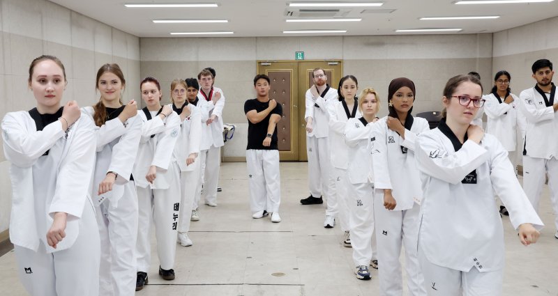 [부산=뉴시스] 하경민 기자 = '2025 부산대학교 서머 스쿨(PNU Summer School)'에 참가한 해외 대학 외국인 학생들이 16일 부산 금정구 부산대학교 학생회관에서 태권도를 배우고 있다. 대만·미국·벨기에·일본·프랑스 등 12개국 17개 해외 유수 명문대학에서 엄선된 50명의 외국인 학생들은 오는 8월1일까지 부산대에서 학점을 취득하면서 집중 한국어 강좌, 전통문화 체험, 지역 현장 학습, 산업체 견학, 문화교류 등에 참여한다. 2025.07.16. yulnetphoto@newsis.com