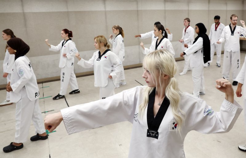 [부산=뉴시스] 하경민 기자 = '2025 부산대학교 서머 스쿨(PNU Summer School)'에 참가한 해외 대학 외국인 학생들이 16일 부산 금정구 부산대학교 학생회관에서 태권도를 배우고 있다. 대만·미국·벨기에·일본·프랑스 등 12개국 17개 해외 유수 명문대학에서 엄선된 50명의 외국인 학생들은 오는 8월1일까지 부산대에서 학점을 취득하면서 집중 한국어 강좌, 전통문화 체험, 지역 현장 학습, 산업체 견학, 문화교류 등에 참여한다. 2025.07.16. yulnetphoto@newsis.com