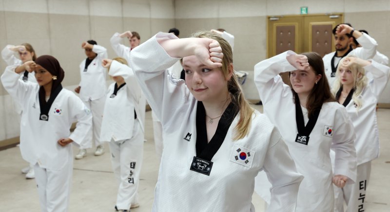 [부산=뉴시스] 하경민 기자 = '2025 부산대학교 서머 스쿨(PNU Summer School)'에 참가한 해외 대학 외국인 학생들이 16일 부산 금정구 부산대학교 학생회관에서 태권도를 배우고 있다. 대만·미국·벨기에·일본·프랑스 등 12개국 17개 해외 유수 명문대학에서 엄선된 50명의 외국인 학생들은 오는 8월1일까지 부산대에서 학점을 취득하면서 집중 한국어 강좌, 전통문화 체험, 지역 현장 학습, 산업체 견학, 문화교류 등에 참여한다. 2025.07.16. yulnetphoto@newsis.com