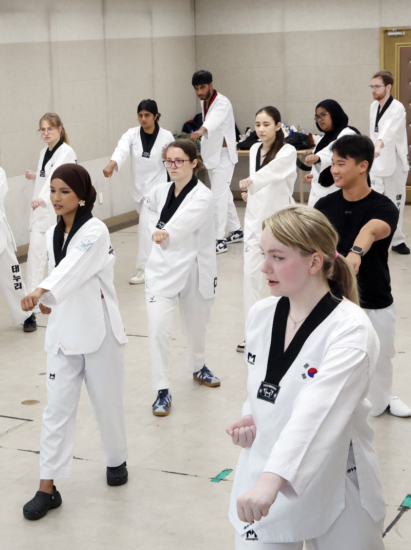 [부산=뉴시스] 하경민 기자 = '2025 부산대학교 서머 스쿨(PNU Summer School)'에 참가한 해외 대학 외국인 학생들이 16일 부산 금정구 부산대학교 학생회관에서 태권도를 배우고 있다. 대만·미국·벨기에·일본·프랑스 등 12개국 17개 해외 유수 명문대학에서 엄선된 50명의 외국인 학생들은 오는 8월1일까지 부산대에서 학점을 취득하면서 집중 한국어 강좌, 전통문화 체험, 지역 현장 학습, 산업체 견학, 문화교류 등에 참여한다. 2025.07.16. yulnetphoto@newsis.com