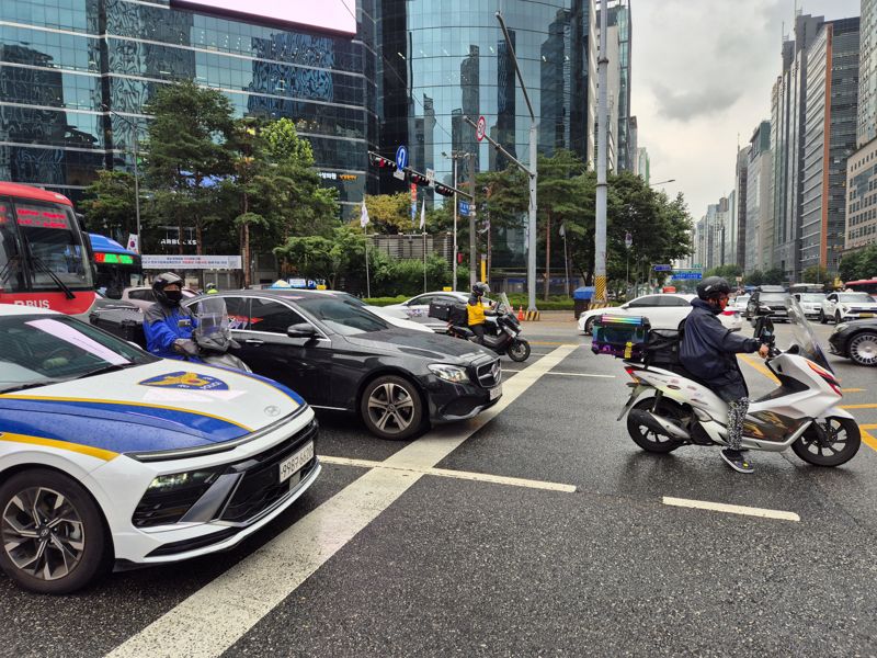 강남역 앞 도로에서 '끼어들기'를 시도하는 오토바이 운전자들. 사진=김예지 기자