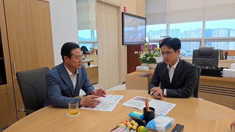 신영재 홍천군수(사진 왼쪽)가 16일 세종 청사를 방문, 김민재 행안부 차관과 면담을 진행하고 있다. 홍천군 제공