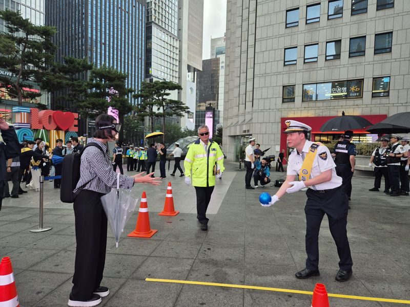 기자가 직접 '가상 음주 고글 체험'을 진행하는 모습. 사진=독자 제공