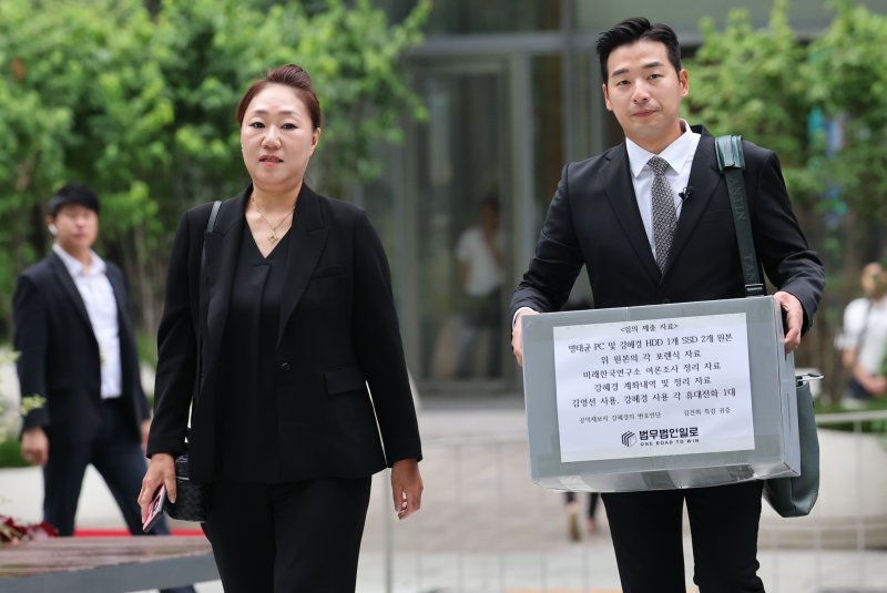 '명태균 게이트'를 최초 폭로한 전 미래한국연구소 부소장 강혜경 씨가 16일 오전 서울 종로구 KT광화문빌딩에 마련된 김건희 특검에 참고인 신분으로 조사를 받기 위해 출석하고 있다. 오른쪽은 문건일 변호사. 2025.7.16/뉴스1 ⓒ News1 오대일 기자
