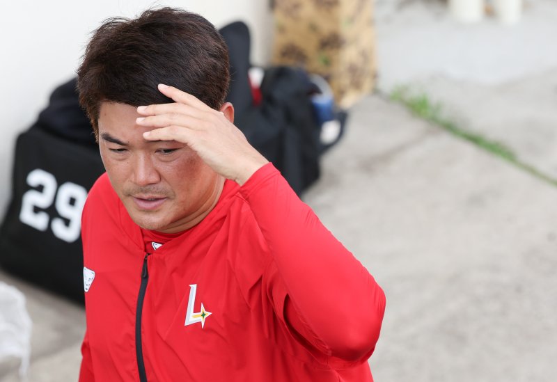 SSG 노경은이 28일 일본 오키나와 구시카와 야구장에서 열린 KT 위즈와 SSG 랜더스 연습경기에 앞서 훈련에 임하고 있다. 2025.2.28/뉴스1 ⓒ News1 허경 기자