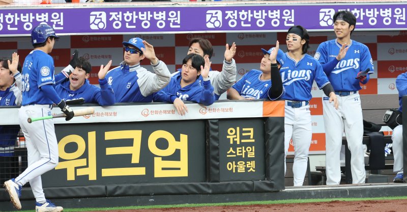 7일 대전 한화생명볼파크에서 열린 '2025 신한 SOL 뱅크 KBO리그' 프로야구 한화 이글스와 삼성라이온즈 경기에서 삼성 1회초 양동근이 선취 득점하며 동료들과 하이파이브 하고 있다. 2025.5.7/뉴스1 ⓒ News1 김기남 기자