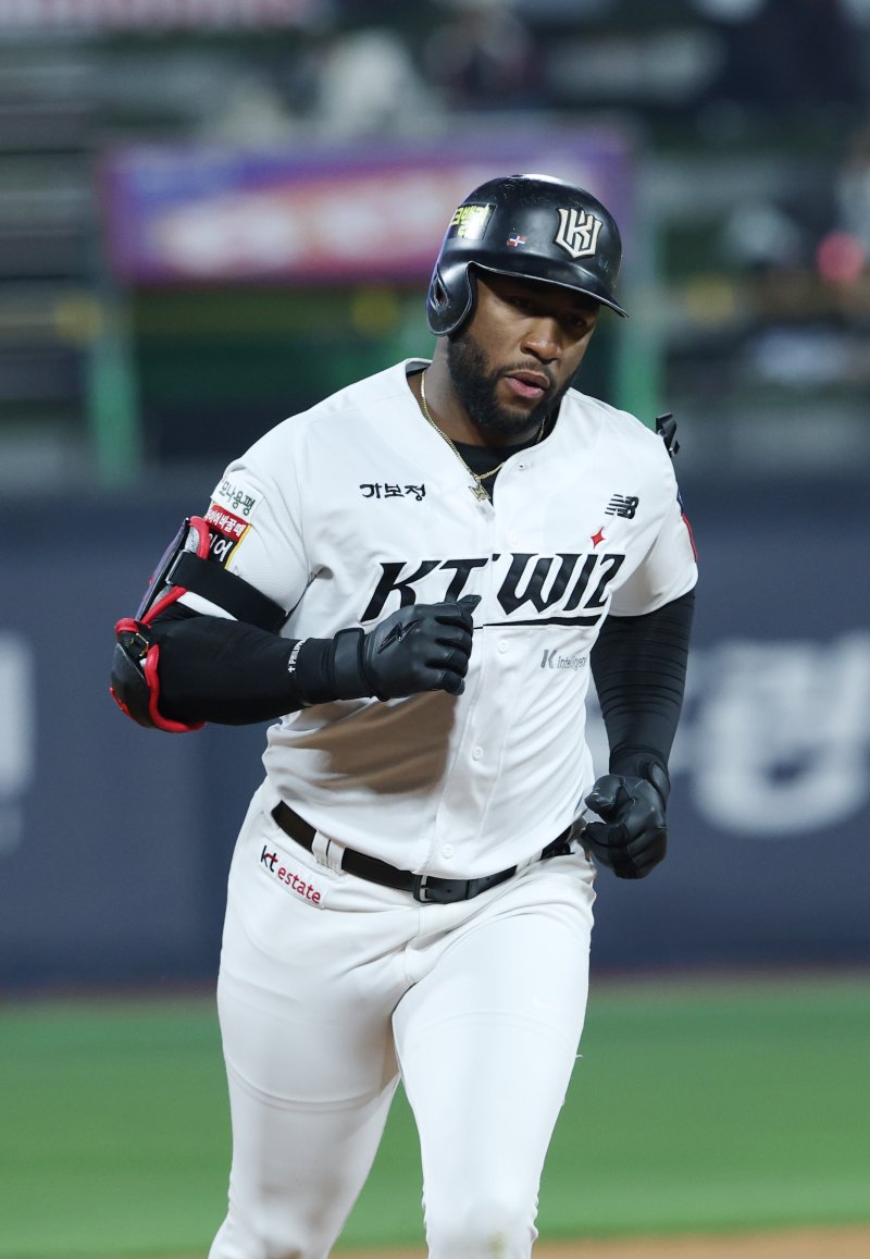 2일 오후 경기 수원시 장안구 KT위즈파크에서 열린 '2025 신한 SOL 뱅크 KBO리그' LG 트윈스와 KT 위즈의 경기, 1회말 2사 주자 2루 KT 로하스가 홈런을 치고 난 뒤 홈으로 향하고 있다. 2025.4.2/뉴스1 ⓒ News1 김영운 기자
