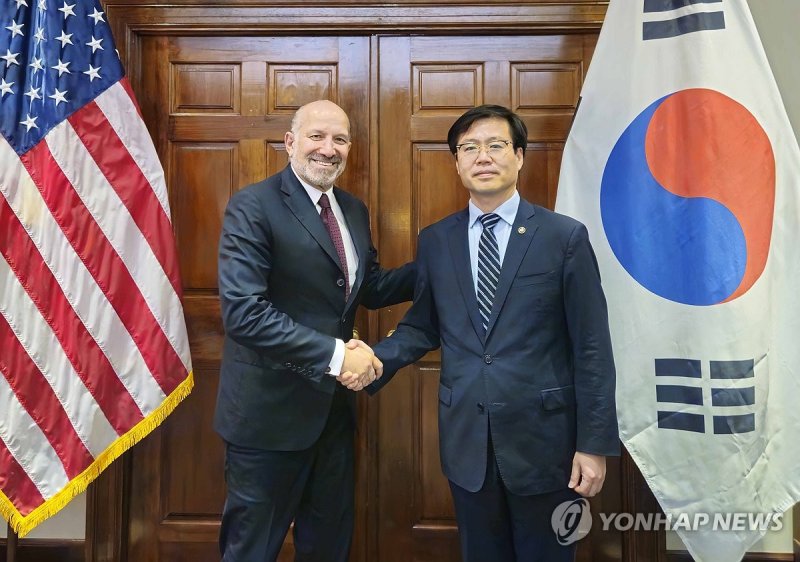 기념 촬영하는 여한구 통상교섭본부장과 미국 상무부 장관 (출처=연합뉴스)