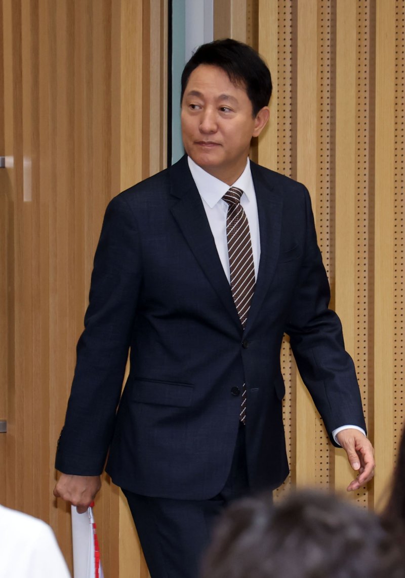 [서울=뉴시스] 권창회 기자 = 오세훈 서울시장이 16일 오전 서울 중구 서울시청에서 열린 민선 8기 취임 3주년 기자간담회에 참석하고 있다. (공동취재) 2025.07.16. photo@newsis.com