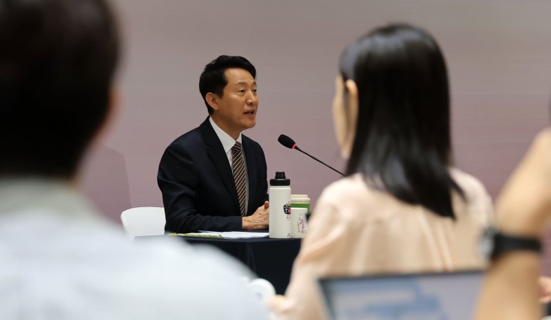 [서울=뉴시스] 권창회 기자 = 오세훈 서울시장이 16일 오전 서울 중구 서울시청에서 열린 민선 8기 취임 3주년 기자간담회에서 인사말을 하고 있다. (공동취재) 2025.07.16. photo@newsis.com