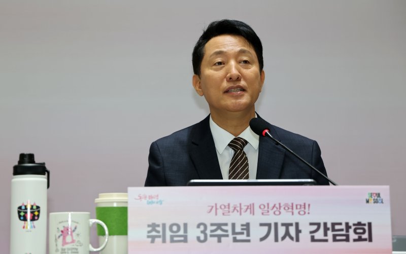 [서울=뉴시스] 권창회 기자 = 오세훈 서울시장이 16일 오전 서울 중구 서울시청에서 열린 민선 8기 취임 3주년 기자간담회에서 인사말을 하고 있다. (공동취재) 2025.07.16. photo@newsis.com