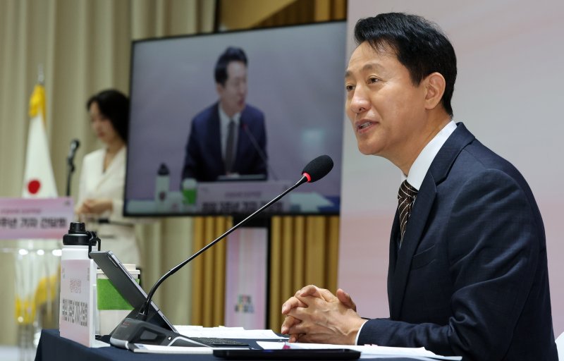 [서울=뉴시스] 권창회 기자 = 오세훈 서울시장이 16일 오전 서울 중구 서울시청에서 열린 민선 8기 취임 3주년 기자간담회에서 인사말을 하고 있다. (공동취재) 2025.07.16. photo@newsis.com