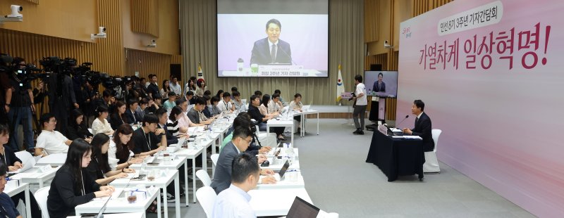 [서울=뉴시스] 권창회 기자 = 오세훈 서울시장이 16일 오전 서울 중구 서울시청에서 열린 민선 8기 취임 3주년 기자간담회에서 인사말을 하고 있다. (공동취재) 2025.07.16. photo@newsis.com