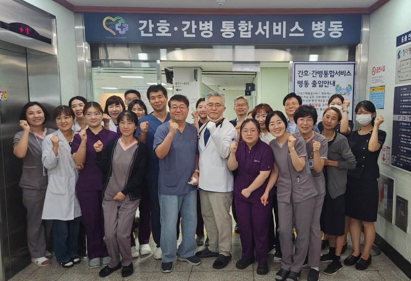 [창원=뉴시스]16일 창원특례시 마산회원구 내서읍 청아바카라사이트 신고 '간호·간병 통합서비스 병동' 개소 기념식에 참석한 임직원들이 6병동 입구에서 기념촬영하고 있다.(사진=청아병원 제공) 2025.07.16. photo@newsis.com