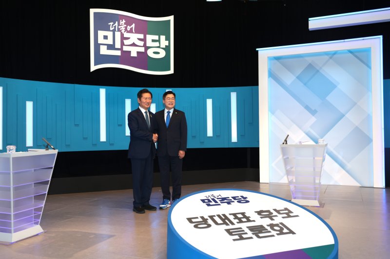 정청래·박찬대 더불어민주당 당대표 후보(오른쪽부터)가 16일 서울 양천구 목동 SBS에서 열린 TV토론회에 앞서 기념촬영을 하고 있다. 뉴시스