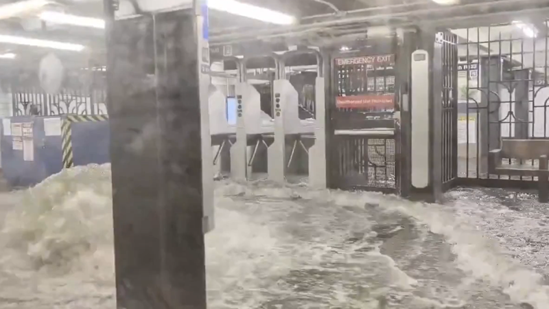 비 너무 왔다 지하철 잠기고 비행기 취소되고…뉴욕 마비