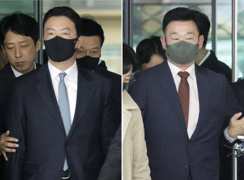 [서울=뉴시스] 최동준 기자 = 윤석열 먹튀없는 바카라사이트 체포 방해 혐의를 받는 먹튀없는 바카라사이트경호처 김성훈(왼쪽) 차장과 이광우 경호본부장이 21일 서울 마포구 서울서부지방법원에서 열린 영장실질심사를 마치고 대기 장소로 이동하고 있다. 2025.03.21. photocdj@newsis.com