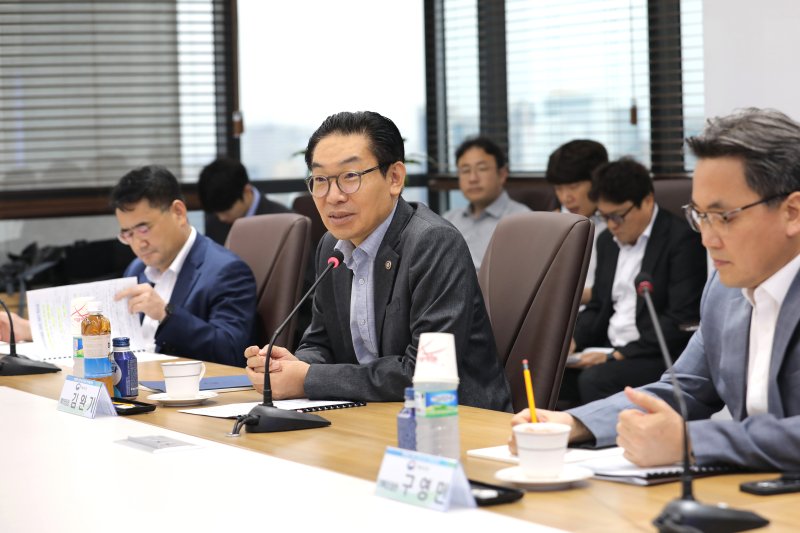 김완기 바카라 카지노장(왼쪽에서 2번째)이 ‘바카라 카지노 산하 공공기관 바카라 카지노 협의회’에서 인사말을 하고 있다. (바카라 카지노 제공.재판매 및 DB금지)/바카라 카지노1