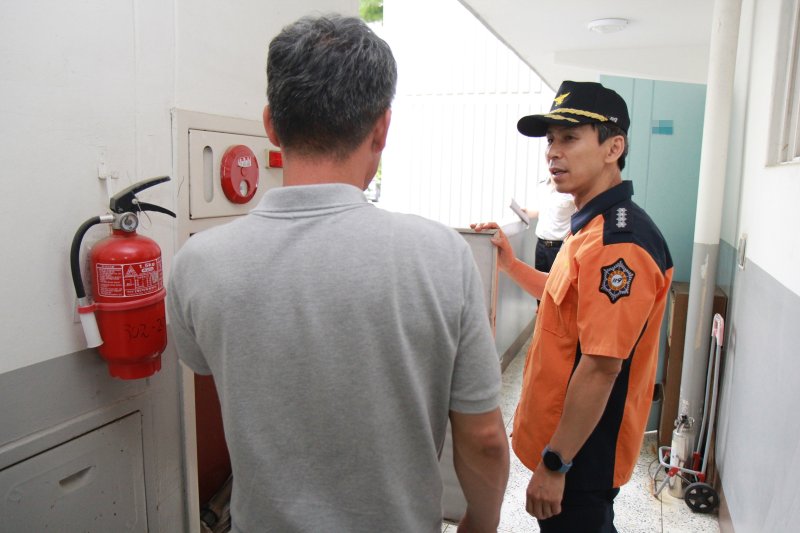 김준호 대전 둔산토토 바카라 사이트장이 화재예방 수칙을 안내하고 있다.(대전둔산토토 바카라 사이트 제공. 재판매 및 DB금지)/토토 바카라 사이트1