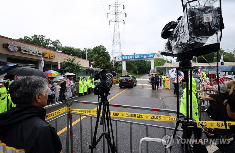 내란특검, 윤 전 대통령 3차 강제구인 시도 (출처=연합뉴스)