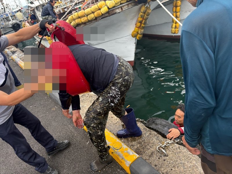 16일 오후 서귀포시 성산항에서 바다에 빠진 60대 남성이 구조되고 있다.(서귀포해양경찰서 제공. 재판매 및 DB 금지)