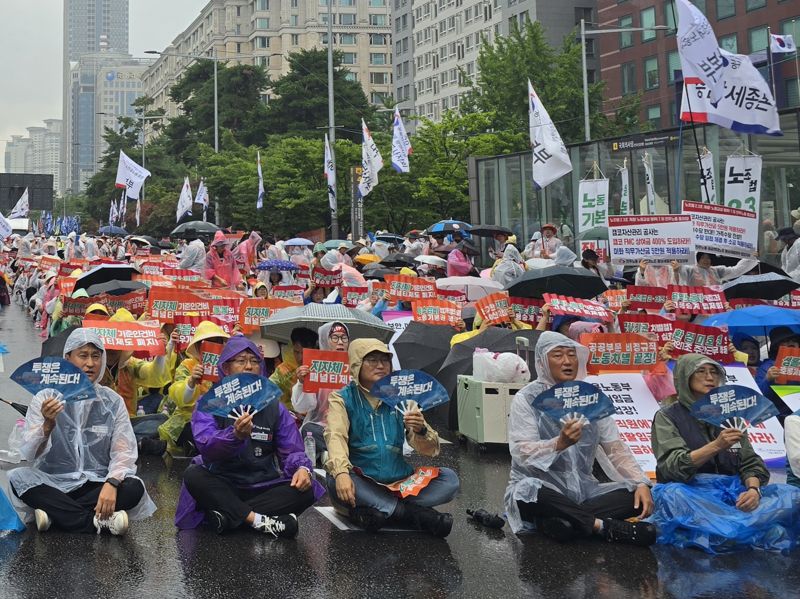 [르포]"윤석열표 반노동 정책 즉각 개정하라" 민주노총, 이재명 정부 첫 대규모 총파업