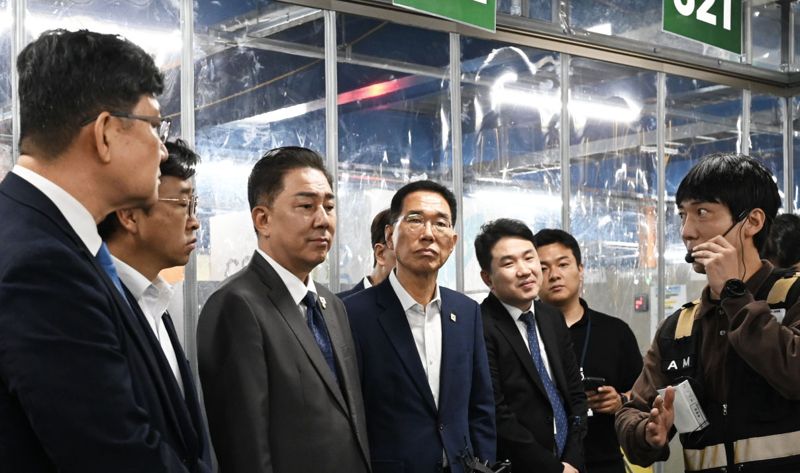 민주당 지도부, 쿠팡 '차폐식 대형 냉방구역' 둘러본 뒤 "모범사례, 전파되면 좋겠다"